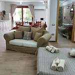 Taverna Andrea, Residenza Privata 아파트 고네사